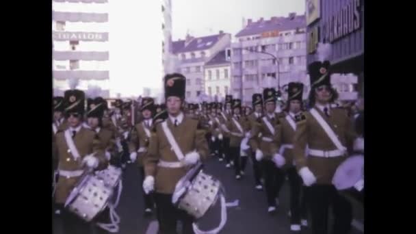 1974年5月 ドイツのヘルメスをテーマにしたカーニバルパレードのヴィンテージ映像 — ストック動画