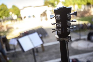 Canlı bir konser performansı için eğilmiş ve hazır bir gitarın yakın çekimi..