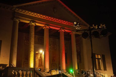 Geceleri Fratta Polsine 'deki tarihi Villa Badoer' in karmaşık mimari detayları