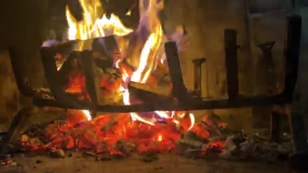 Kameralny Widok Jasnych Płomieni Płonących Przytulnym Domowym Kominku — Wideo stockowe