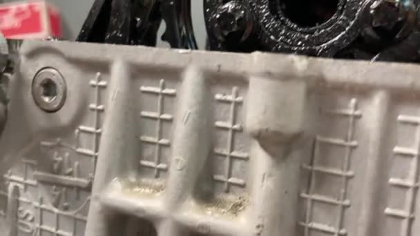 グライムおよびカーボン堆積物に覆われた自動車エンジンの詳細なビュー — ストック動画