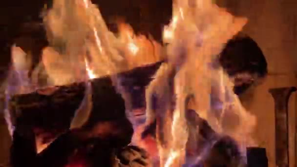 Θέα Μέσα Στις Φλόγες Που Καίγονται Ένα Ζεστό Τζάκι — Αρχείο Βίντεο