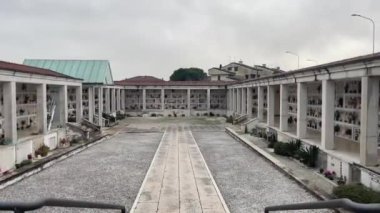 Demir parmaklıklar ardındaki mezarlığa bir göz atalım..