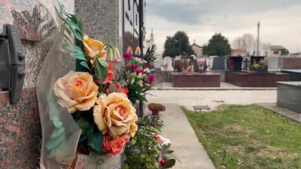 Riprese Ravvicinate Fiori Una Lapide Cimitero Catturate Una Giornata Buia — Video Stock