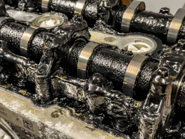 Kötü bakımlı, kirli ve yıpranmış araba motor parçaları konsepti, bir mekanik atölyede, kam mili gibi..