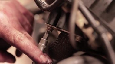 Roma, İtalya 16 Ocak 2024: Bir ingiliz anahtarının motor vidasını tam olarak sıkmasının makro görüntüleri, karmaşık ayrıntıları gözler önüne seriyor.