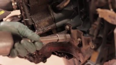 Roma, İtalya 16 Ocak 2024: Bir tamircinin eldivenli ellerinin tam olarak bir araba motorunun cıvatalarını sıkarkenki görüntüleri.