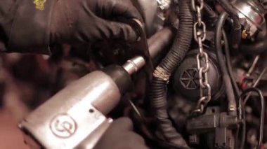 Roma, İtalya 16 Ocak 2024: Kullanımda olan bir pnömatik silahın yakın çekim görüntüleri, araba tamiri sırasında cıvataların sıkılması, mekanik hassasiyet sergilenmesi.