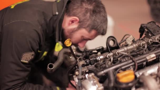 Roma Italia Enero 2024 Imágenes Mecánico Reparando Motor Mostrando Habilidad — Vídeo de stock