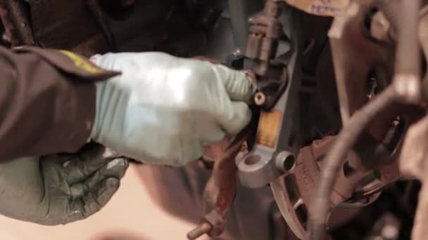 ローマ イタリア 2024 自動車エンジンのボルトを正確にきつく締めるメカニックの手袋のクローズアップ映像 — ストック動画