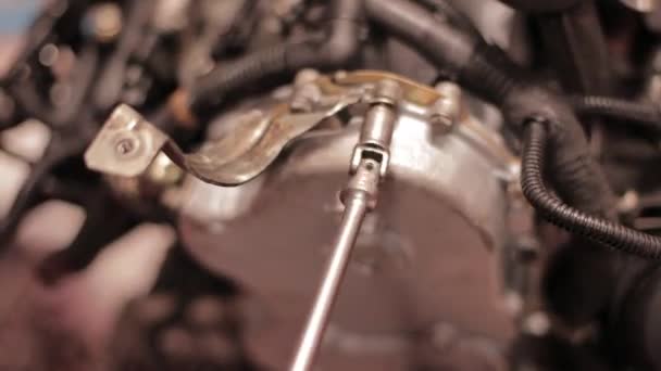 2024年1月16日 意大利罗马 展示扳手紧固螺栓的详细镜头 这是汽车维修力学的一个关键概念 — 图库视频影像