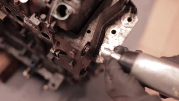 ローマ イタリア 2024 使用中の空気圧ガンの閉じた映像 車の修理中にボルトを締める 機械的精度を示す — ストック動画