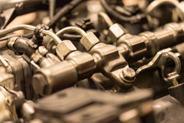 Yaygın demiryolu dizel enjektörlerinin yakın plan fotoğrafı, yakıt enjeksiyonunun karmaşık bileşenlerini vurguluyor..