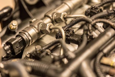 Roma, İtalya 17 Ocak 2024: Yaygın demiryolu dizel enjektörlerinin yakın plan fotoğrafı, yakıt enjeksiyonunun karmaşık bileşenlerini vurguluyor.