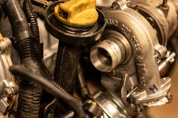 ローマ イタリア 2024 ディーゼルエンジンのタービンの詳細な写真 専門ディーゼルポンプ修理の概念を強調 ストック画像