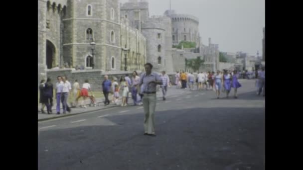 Лондон Великобритания Май 1975 Исторические Кадры Туристов Исследующих Виндзорский Замок — стоковое видео