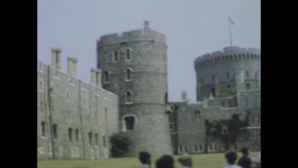 1975年 イギリスのロンドン ウィンザー城を探索する観光客の歴史的映像 その時代の本質を捉える — ストック動画
