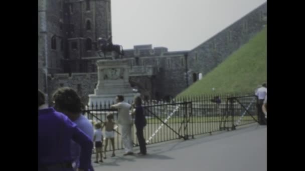 Londres Royaume Uni Mai 1975 Images Historiques Touristes Explorant Château — Video