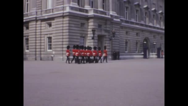ロンドン イギリス 1975年 バッキンガム宮殿の歴史的な映像 伝統的な服装の象徴的な警備員をフィーチャー — ストック動画