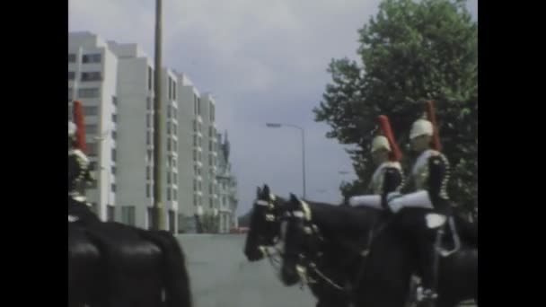 1975年 1975年版本的镜头 展示了伦敦街头的马匹 一瞥伦敦过去的城市生活 — 图库视频影像