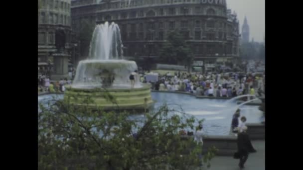 1975年 伦敦特拉法加广场1975年版本 展示其历史意义和繁忙的氛围 — 图库视频影像