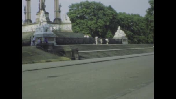 1975年 イギリス ロンドン ロンドンの壮大なアルバート記念館を展示する1975年からの歴史的な映像 ビクトリア朝の建築の遺物 — ストック動画