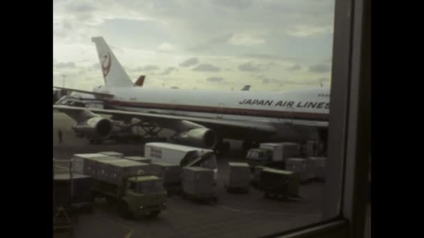 1975 1970 공항에서 활주로에 비행기의 역사적인 시대의 항공을 보여주는 — 비디오