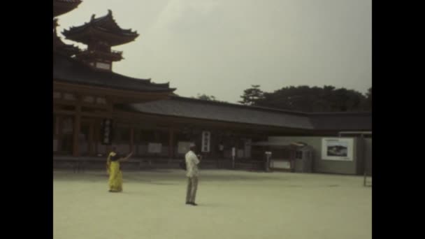 京都は1975年かもしれません 文化遺産のシンボルである京都の平安神社を展示する歴史的な1970年代の映像 — ストック動画