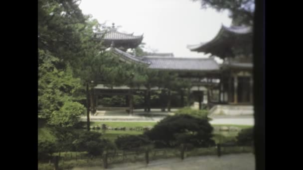 京都は1975年かもしれません 文化遺産のシンボルである京都の平安神社を展示する歴史的な1970年代の映像 — ストック動画