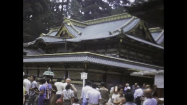1975年 日本の典型的な帝国建築を探索する観光客の1970年代の映像 歴史と文化が豊富 — ストック動画
