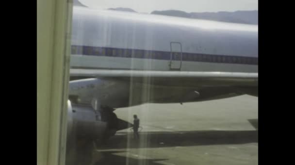 유카와 1975년 일본의 역사적인 여행의 본질을 포착하는 공항의 독특한 1970년대 — 비디오