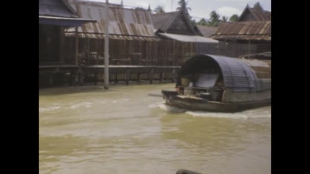 1978年6月のタイのバンコク バンコクのチャオプラヤ川沿いのボートツアーの映像 時代の本質を捉える — ストック動画