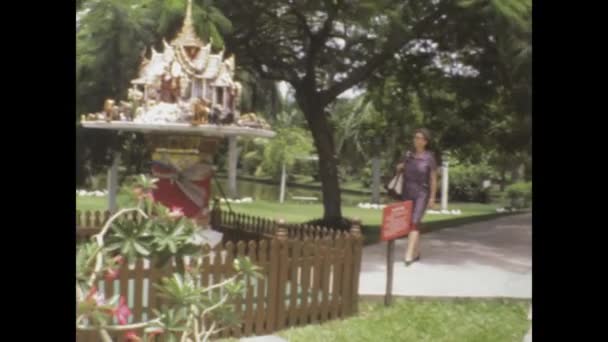 1978年6月 タイのバンコク タイの典型的な動物園の歴史的な1970年代の映像は 多様な野生生物と文化を示しています — ストック動画