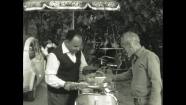 프랑스 프로방스 1960년 1960년대 베스파 스쿠터를 시절에 따뜻한 가족의 순간을 — 비디오