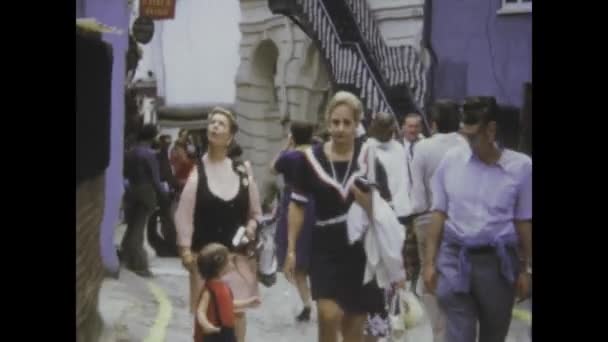 ロンドン イギリス 1972年かもしれない 1970年代のロンドンでのショッピングの冒険にふさわしい若い観光客の女性を捉えたヴィンテージ映像 — ストック動画