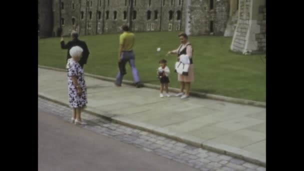 Londýn Velká Británie Květen 1972 Ročník Záběry Zachycující Mladou Turistku — Stock video