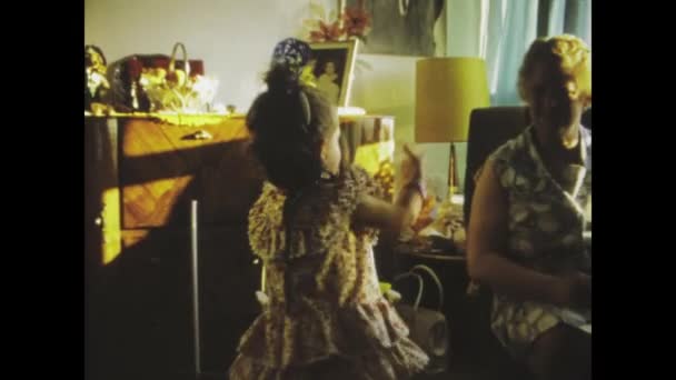 1972년 1970년대 거실에서 춤추는 사랑스러운 소녀를 촬영하는 빈티지 — 비디오
