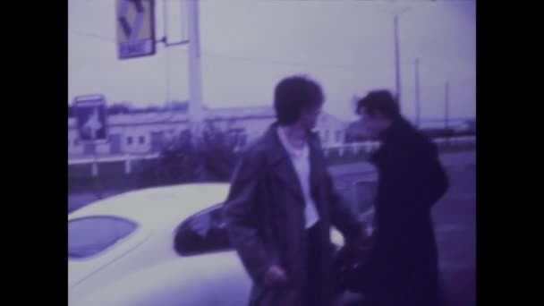 1969년 1960년대 재규어 자동차를 사람들의 역사적인 고전적인 스타일을 보여주는 — 비디오