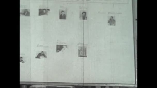 1940年5月のキエフ ウクライナ 第二次世界大戦中のポスターと行方不明者のヴィンテージ映像 — ストック動画
