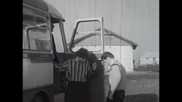 เครน พฤษภาคม 1960 ภาพว นเทจ 1960 ของผ คนท ออกจากรถบ สในเค — วีดีโอสต็อก