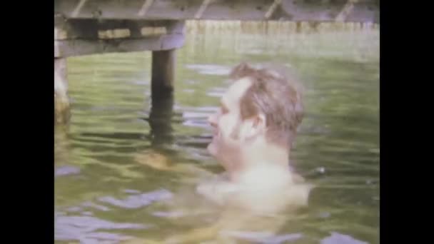 德国柏林 1972年拍摄的一段录像 拍摄了几个人在水里游泳的场景 — 图库视频影像