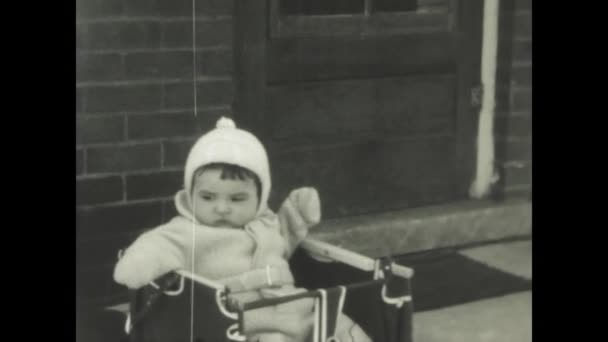 Чикаго Сполучені Штати Америки Травень 1949 Відеозапис Захоплює Дитину Сидячи — стокове відео