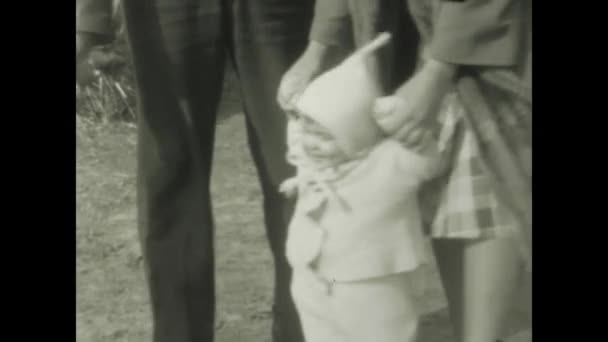 Chicago Yhdysvallat Saattaa 1949 Sydäntälämmittävä Video Amerikkalaisesta Perheestä Ottamassa Vauvan — kuvapankkivideo