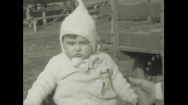 シカゴ アメリカ 1949年 米国で赤ん坊を抱えている男 心温まる瞬間 — ストック動画