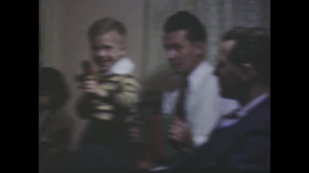 シカゴ 1949年 アメリカのディナーテーブルで一緒に座っている個人の集まりを示すビデオ — ストック動画