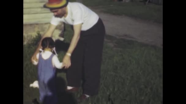 Чикаго Сша Видео Запечатлевшее Мужчину Маленькую Девочку Стоящих Вместе Дворе — стоковое видео