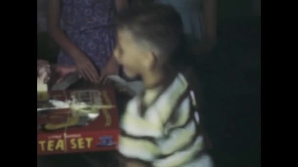 シカゴ 1949年 アメリカ合衆国 1940年代の大人と子供をテーマにしたチャーミングなアメリカーナファミリーシーン — ストック動画