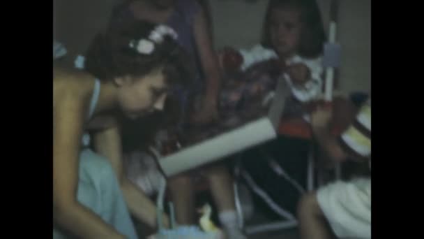 美国芝加哥 1949年在美国拍摄的一段视频 其中一个小女孩坐在生日蛋糕前 — 图库视频影像