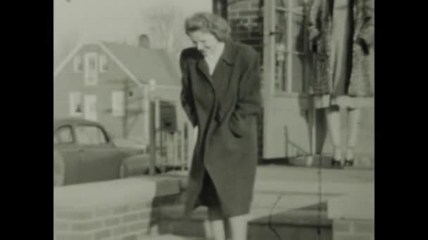 Chicago Egyesült Államok 1949 Júniusa Gyönyörű Fiatal Nők Elhagyják Ajtót — Stock videók