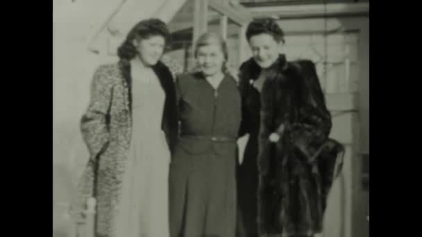 Чикаго Сша Июнь 1949 Красивые Молодые Женщины Покидающие Дверь Улыбающиеся — стоковое видео